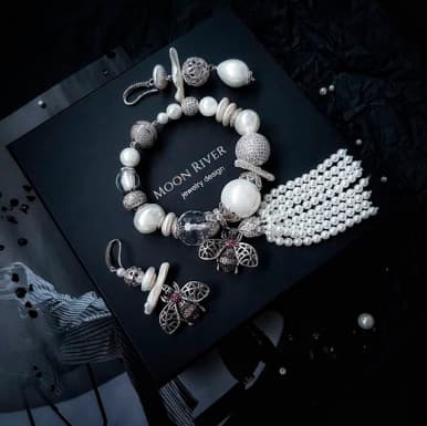 the white pearl blacelet with bee pendant